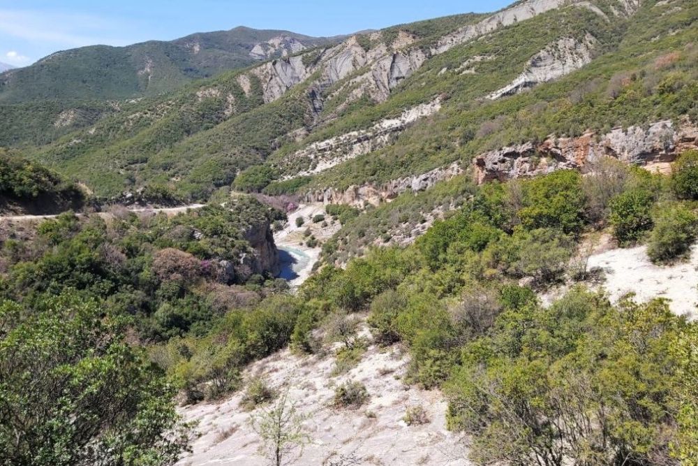 blick auf die benje thermalquellen bei benje in albanien