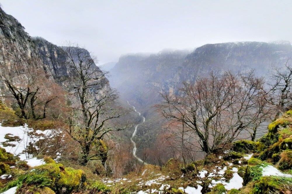 blick in die vikos-schlucht im norden griechenlands