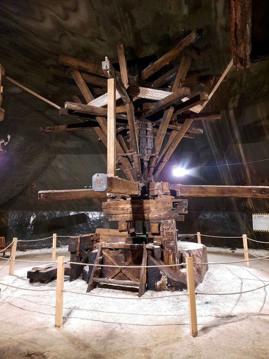 historische hoelzerne Konstruktion, an denen Pferde fuer die Arbeit in der Salzmine befestigt werden konnten