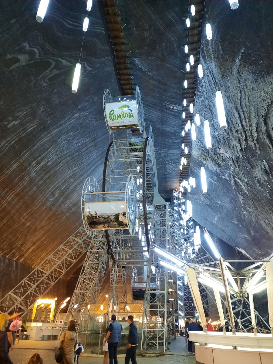 das Bild entstand im Rudolfstollen in der Salzmine Turda in Rumaenien. Das Bild wird fast vollstaendig von der staehlernen Konstruktion des Riesenrads eingenommen. Auf einer der runden Kabinen steht Romania.