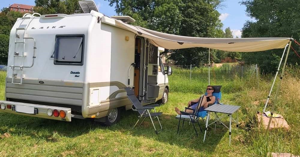 frei stehen im Wohnmobil mit Schatten durch Tarp