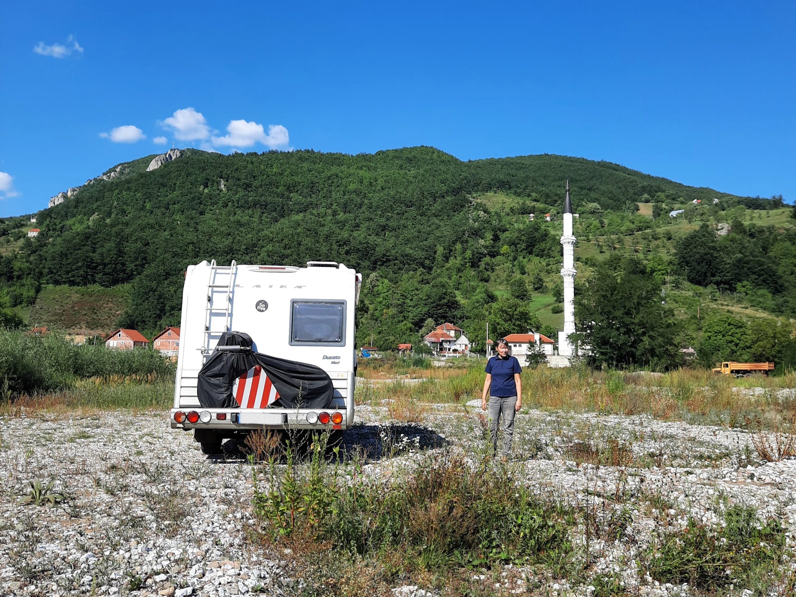 Montenegro frei stehen am Flussufer