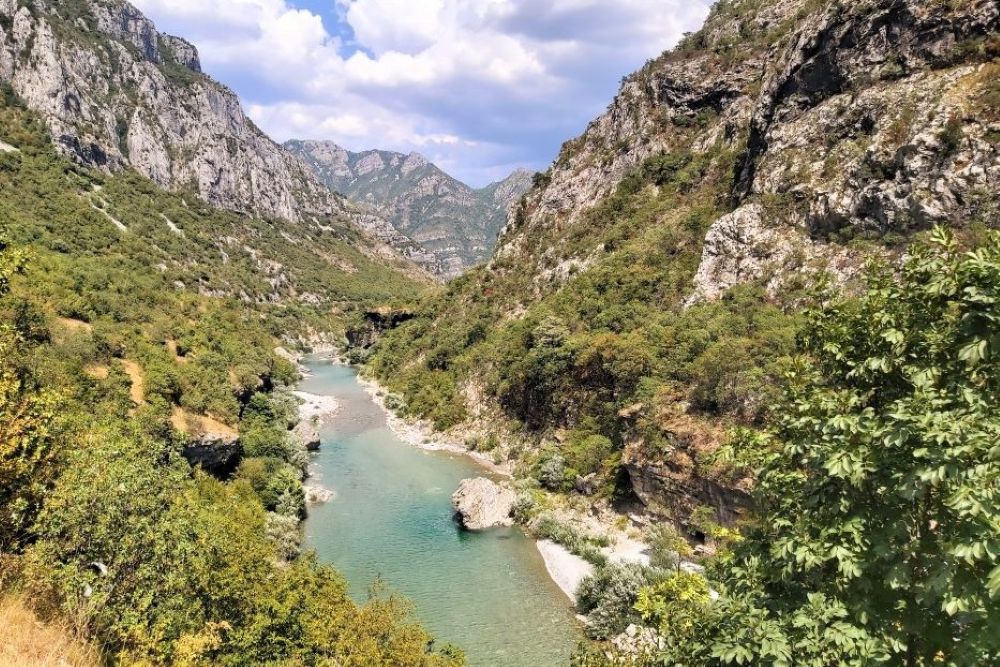 Blick in die Moraca Schlucht in Montenegro