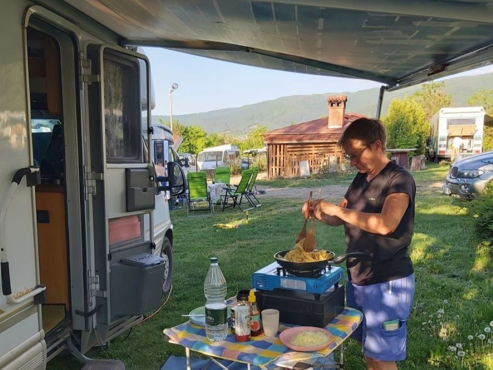 Kochen am Wohnmobil: Praktische Küchen-Ausrüstung im Einsatz bei der Erstausstattung für den Camper.