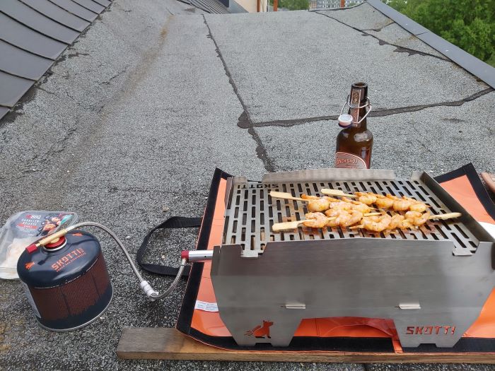 Skotti-Grill3 Skotti-Grill mit Grillspießen und Gaskartusche – kompakter Campinggrill als Geschenk für Camper