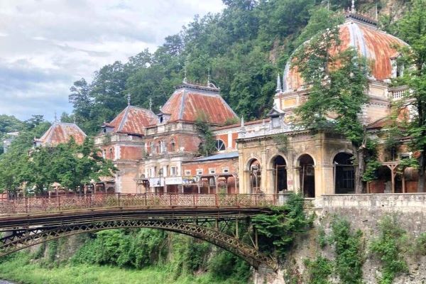 Băile Herculane in Rumänien – historischer Kurort mit barocker Architektur und Thermalquellen, heute teils im Verfall