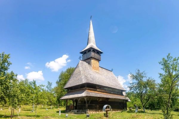 Holzkirche Notre-Dame de Bârsana in der Maramureș, Rumänien – UNESCO-Weltkulturerbe in traditioneller Holzarchitektur
