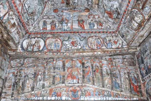 Fresken in der Holzkirche von Bârsana, Maramureș, Rumänien – biblische Szenen im UNESCO-Weltkulturerbe