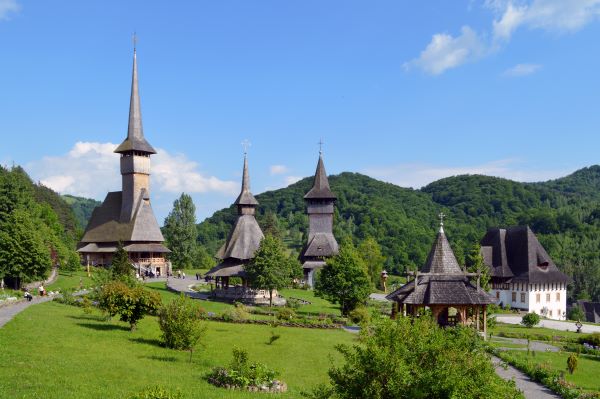 Holzkirche des Klosters Bârsana in der Maramureș, Rumänien – UNESCO-Weltkulturerbe mit traditioneller Holzarchitektur