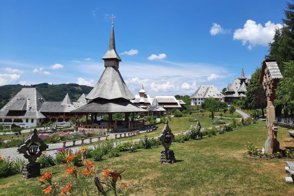 Klosteranlage Bârsana in der Maramureș-Region, Rumänien, mit Holzkirche, Klostergebäuden und gepflegten Gärten