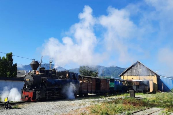 Mocănița Wassertalbahn am Bahnhof in Vișeu de Sus, Maramureș, Rumänien – historische Dampflok mit Waggons
