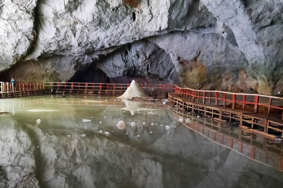 Gletschereis in der Scărișoara-Höhle – Naturphaenomen im Apuseni-Gebirge
