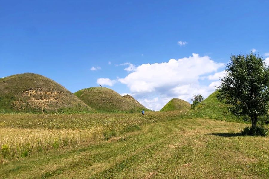 Grasbewachsene Hügel – die mystischen Pyramiden von Șona