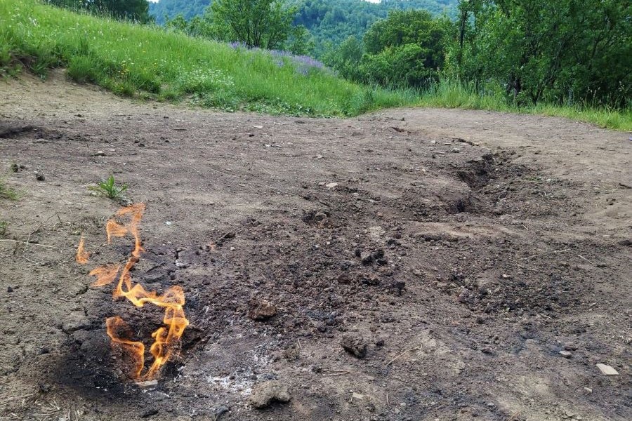 Ewige Flamme bei Lopătari – Methangas-Phänomen in Rumänien