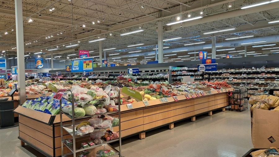 Blick in einen Walmart-Supermarkt in Kanada mit Obst- und Gemüseabteilung für den Ersteinkauf im Wohnmobil