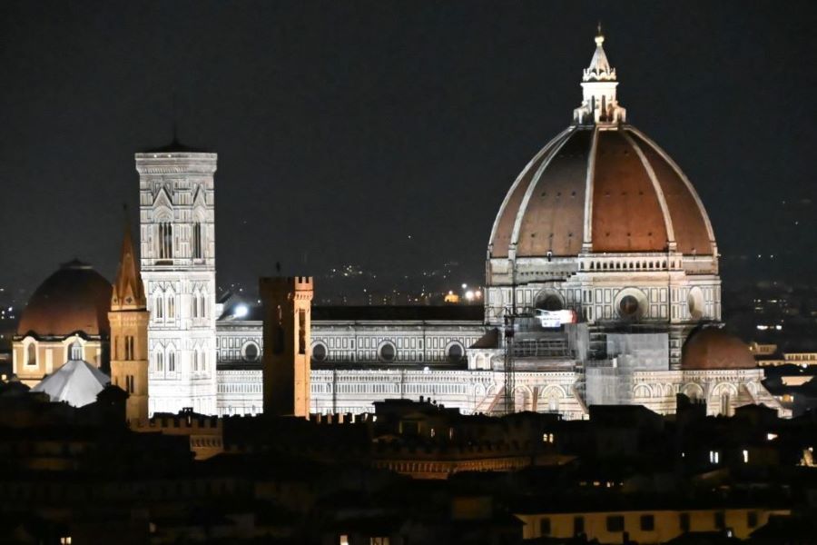 Der beleuchtete Dom von Florenz mit Kuppel und Campanile bei Nacht