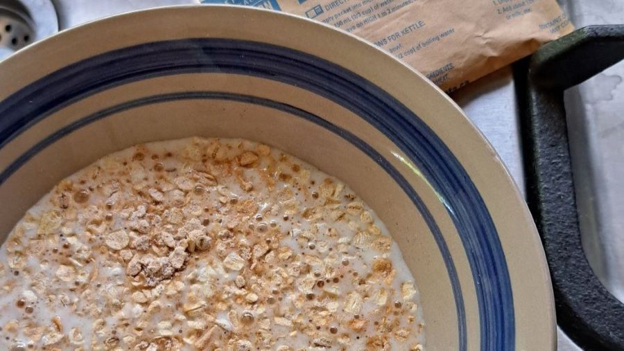 Schüssel mit Müsli als einfaches Frühstück im Wohnmobil.