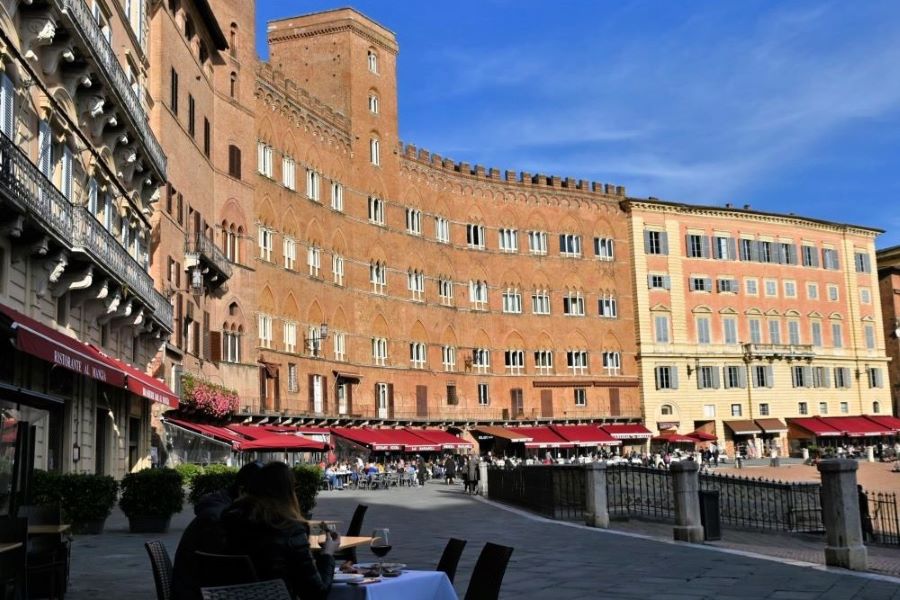 Historische Gebäude rund um den Piazza del Campo in Siena mit dem markanten Palazzo Pubblico