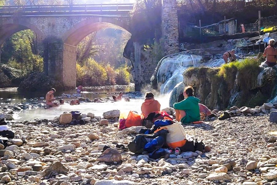Alte Steinbrücke über dampfendem Thermalfluss bei Bagni di Petriolo