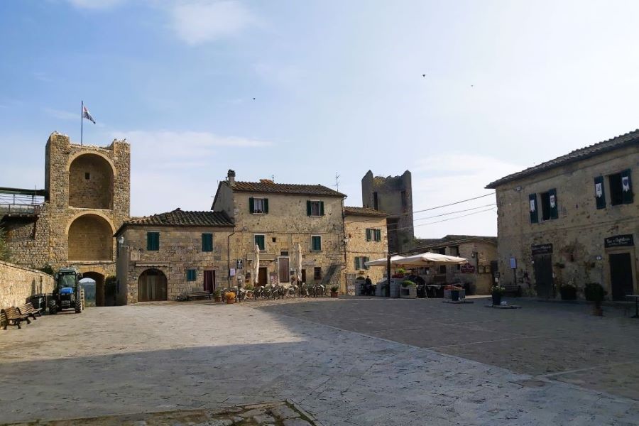 Mittelalterliches Stadttor mit Steinmauer in Monteriggioni, Toskana