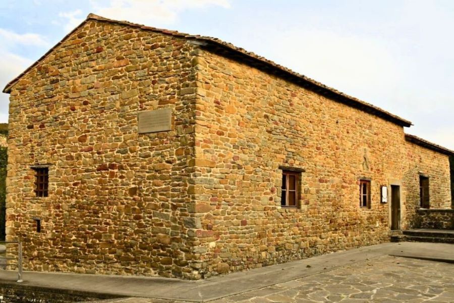 Steinernes Bauernhaus mit Ziegeldach – das Geburtshaus von Leonardo da Vinci in Vinci
