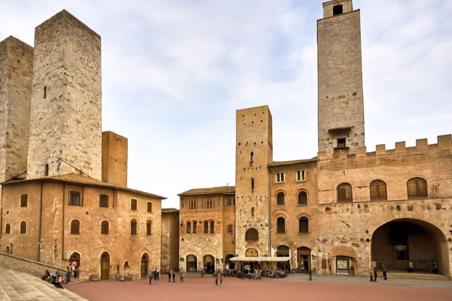 Historische Steinbauten und Türme im Zentrum von San Gimignano, Toskana