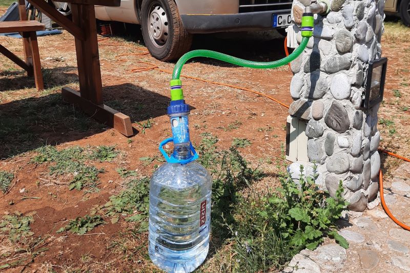 Wassertank am Wohnmobil befüllen mit Schlauch und Wasserfilter