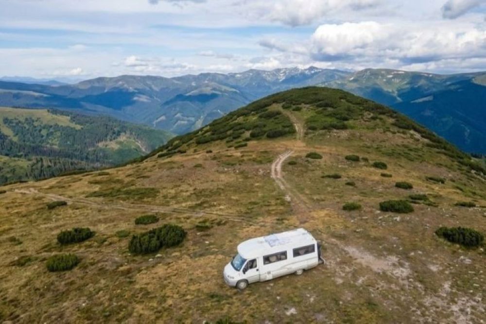 Blick auf ein Wohnmobil auf der Transalpina Passstraße in Rumänien