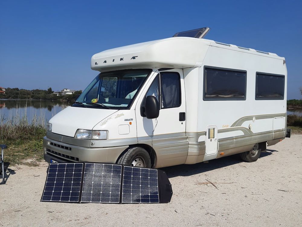 Wohnmobil mit faltbarer Solartasche zur autarken Stromversorgung
