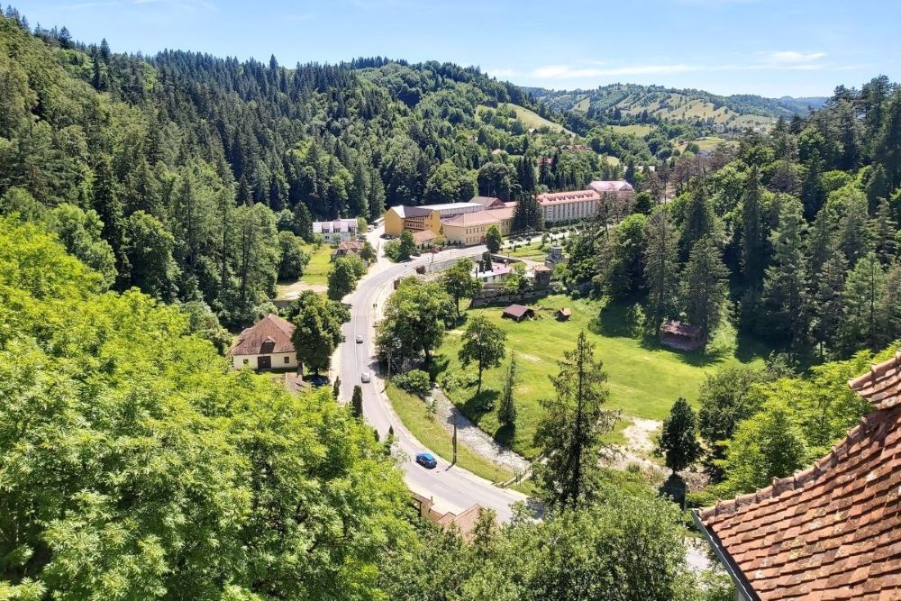 Blick vom Dracula-Schloss auf Bran in Siebenbürgen Rumäniens während des Roadtrips mit dem Wohnmobil