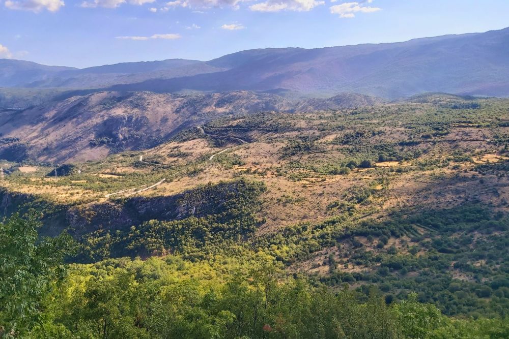 Montenegro Blick vom Kloster Ostrog auf das Prekornica Gebirge