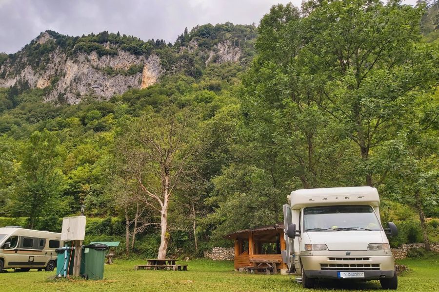 Wohnmobil Erstausstattung: Ein geparktes Wohnmobil auf einem naturnahen Stellplatz bereit für den ersten Roadtrip.