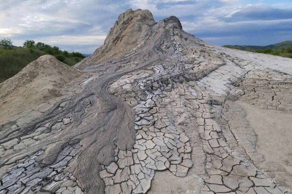 Vulkan aus Schlamm in Rumaenien. Faszinierendes Naturphaenoemaen.