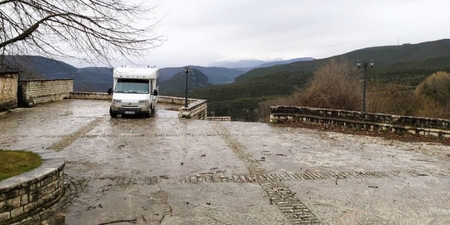 Freistehen auf einem Dorfplatz an der Vikos-Schlucht in Griechenland