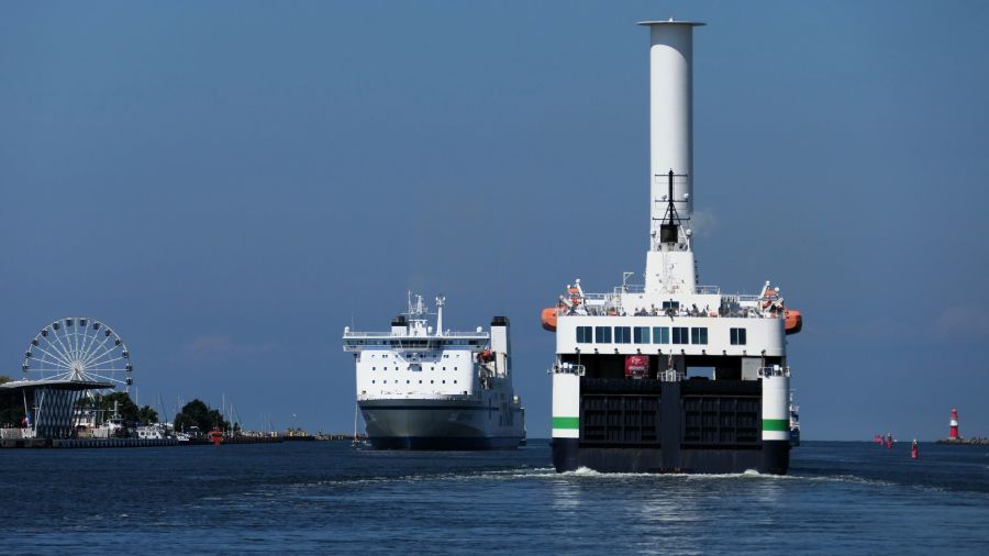 zwei Fähren begegnen sich bei der Ein und Ausfahrt im Hafen von Warnemünde - Rostock
