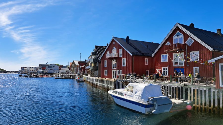 Hafen von Henningsvær mit roten Fischerhäusern