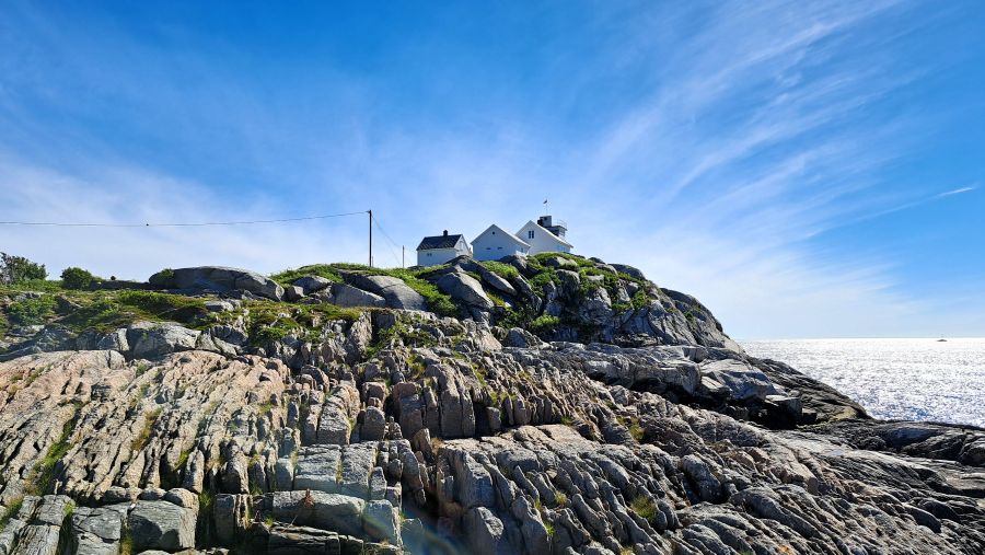 Leuchtturm auf den Felsen von Henningsvær