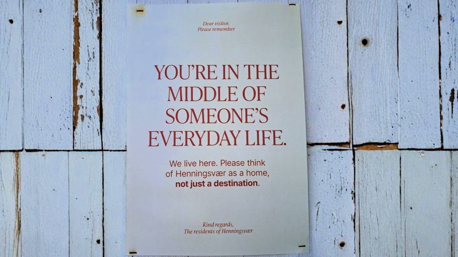 Schild "You're in the middle of someone's everyday life" in Henningsvær