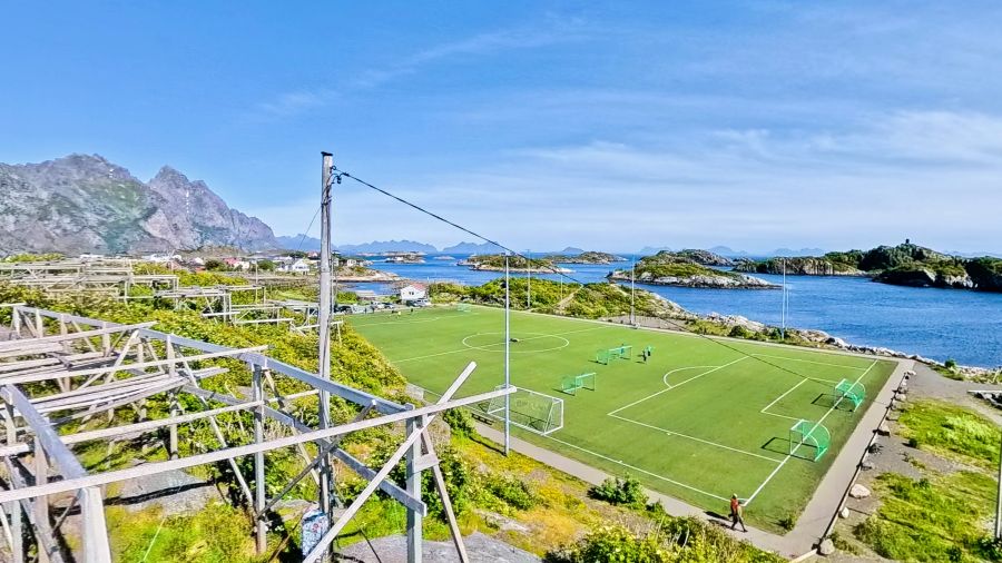 Fußballplatz von Henningsvær zwischen Meer und Bergen