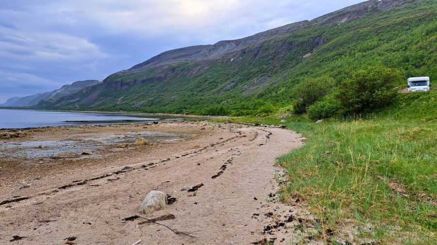 Parkplatz am Porsangerfjord bei Lakselv mit Blick auf den Fjord