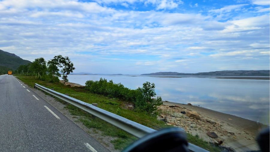 Straße an der Baumgrenze in Nordnorwegen auf dem Weg zum Nordkapp