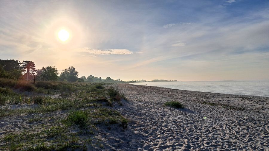 Sonnenaufgang am Ostseestrand bei Trelleborg mit Blick nach Norden