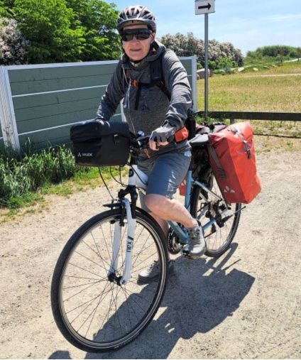 Silke startet ihre Bikepacking-Tour mit Gepäcktaschen auf einem Feldweg in Südschweden
