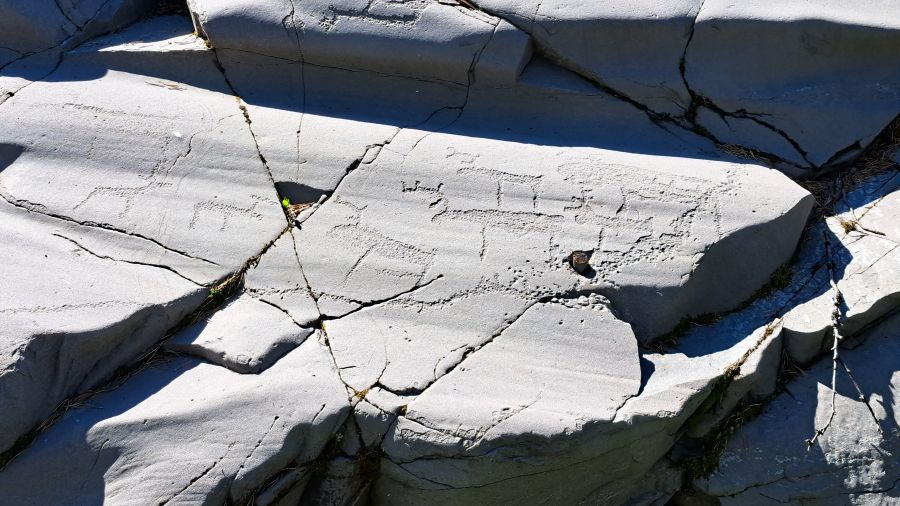 Felsritzungen auf brüchigem Fels im Alta-Museum