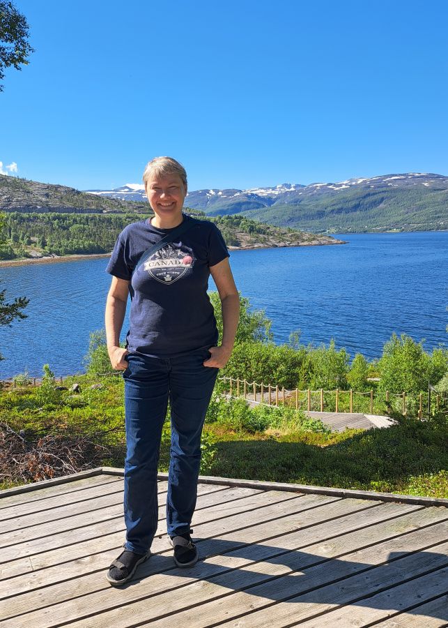auf dem Aussichtssteg im Außengelände des Alta-Museums mit Blick auf den Fjord