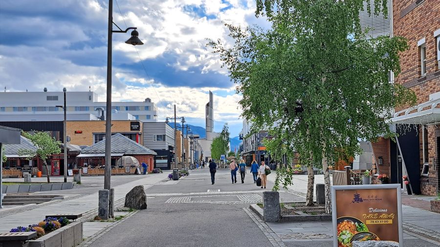 Fußgängerzone in Alta mit Restaurants und wenigen Passanten