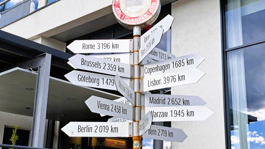 Wegweiser in Alta zeigt die Entfernung zu europäischen Städten wie Rom, Berlin und Lissabon