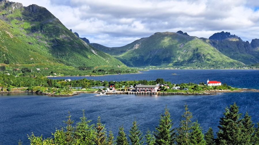 Berge und Fjordlandschaft auf den Lofoten