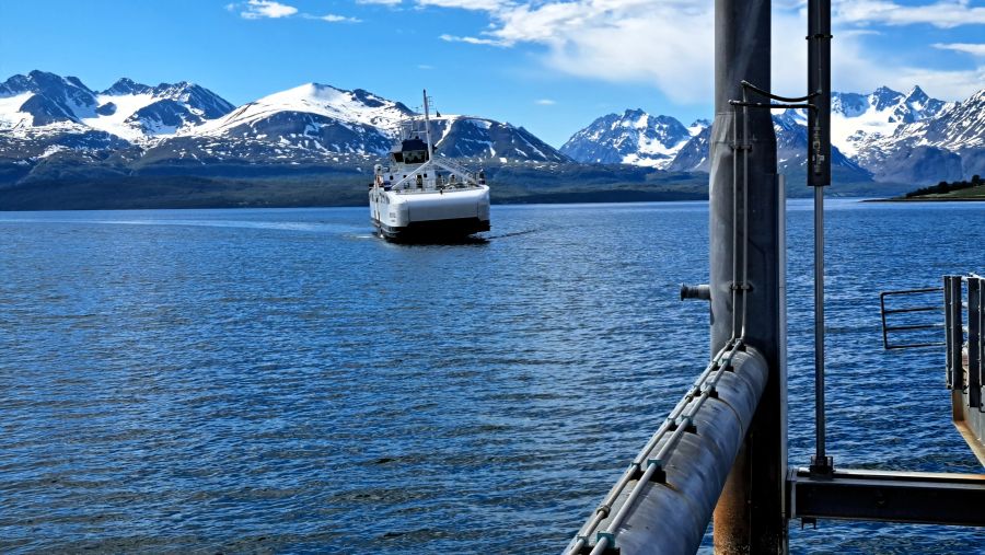Autofähre über den Lyngenfjord in Nordnorwegen