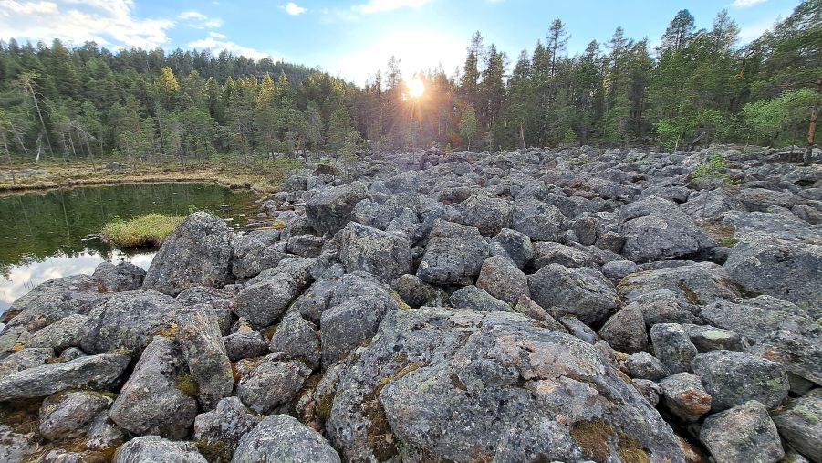 Felsen am See nahe Inari in Finnland